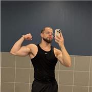 Joven entusiasta con más de 3 años entrenando en gimnasio, con ganas de enseñar mis conocimientos de entrenamientos